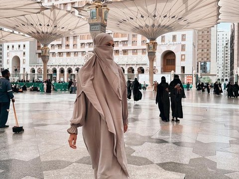 10 Portraits of Paula Verhoeven Performing Umrah during Ramadan, Looking Different with a Veil