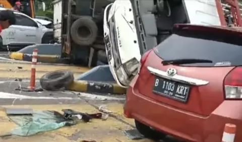 Kemudian menabrak mobil Hyundai putih B-1061-SPW selanjut berturut-turut menabrak mobil box putih D-8633-YR dan truk kuning terbalik.