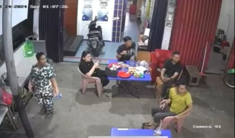 Pada awalnya Brigadir Oki tengah berkumpul dengan keluarganya di teras sebuah warung makan.