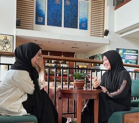Always in Harmony, Here is a Portrait of Togetherness Lutviana Ulfa and Ummi Pujiono, the First Wife of Syekh Puji