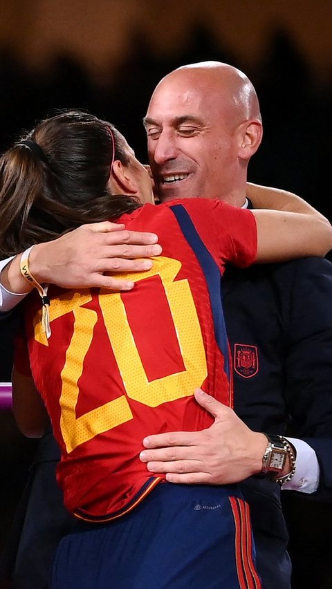 FOTO: Buntut Cium Bibir Pemain Timnas Putri, Eks Presiden Sepakbola Spanyol Dituntut Hukuman 2,5 Tahun Penjara