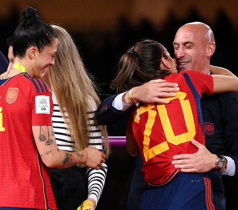 Jaksa di Pengadilan Tinggi Spanyol menuntut hukuman penjara 2,5 tahun bagi mantan Ketua Federasi Sepakbola Spanyol (RFEF) Luis Rubiales atas ciuman yang tidak diminta terhadap pemain Jenni Hermoso. Demikian laporan Reuters pada Rabu (27/3/2024). Franck Fife/AFP