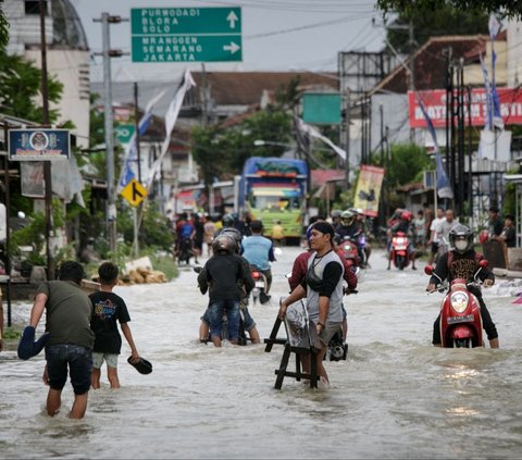 Diketahui, banjir tersebut sempat melumpuhkan lalu lintas Demak-Semarang hingga Jawa Timur.