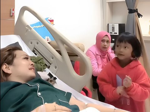 Visiting His Sick Mother, This Kid Instead Matches with a Nurse, Saying 'Mom is a widow,' One Room Auto Laughing
