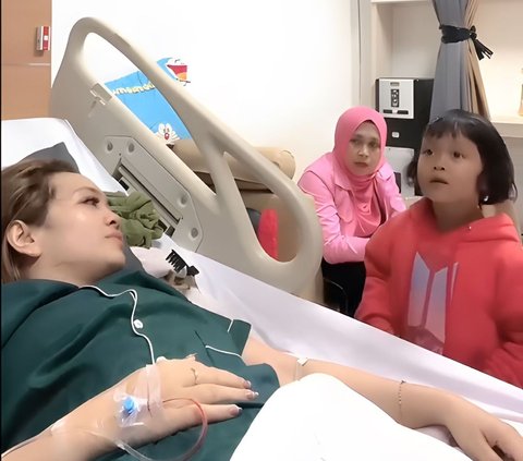 Visiting His Sick Mother, This Kid Instead Matches with a Nurse, Saying 'Mom is a widow,' One Room Auto Laughing