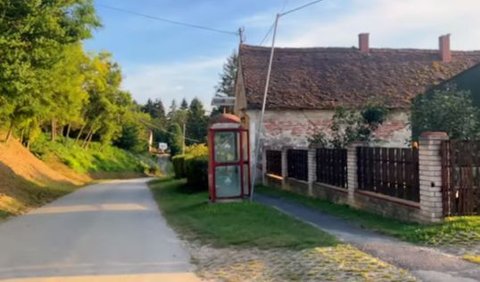 Meski kini mulai tergerus zaman, namun desa tersebut juga turut masih melestarikan penggunaan telepon umum bak kehidupan di Eropa beberapa dekade silam.