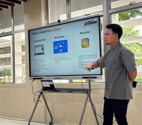 FEB UGM Dapat Bantuan Papan Tulis Digital, Begini Kecanggihannya