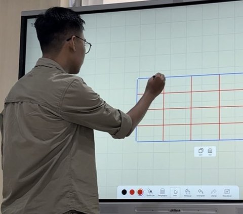 FEB UGM Dapat Bantuan Papan Tulis Digital, Begini Kecanggihannya