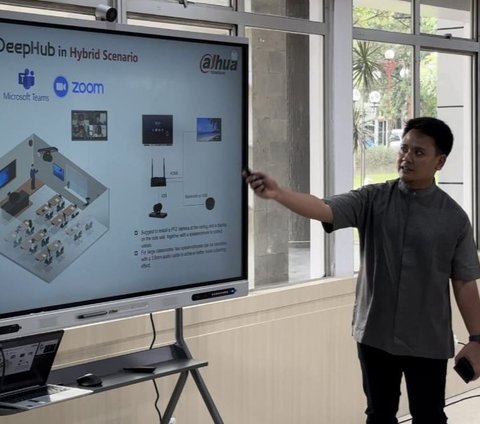 FEB UGM Dapat Bantuan Papan Tulis Digital, Begini Kecanggihannya