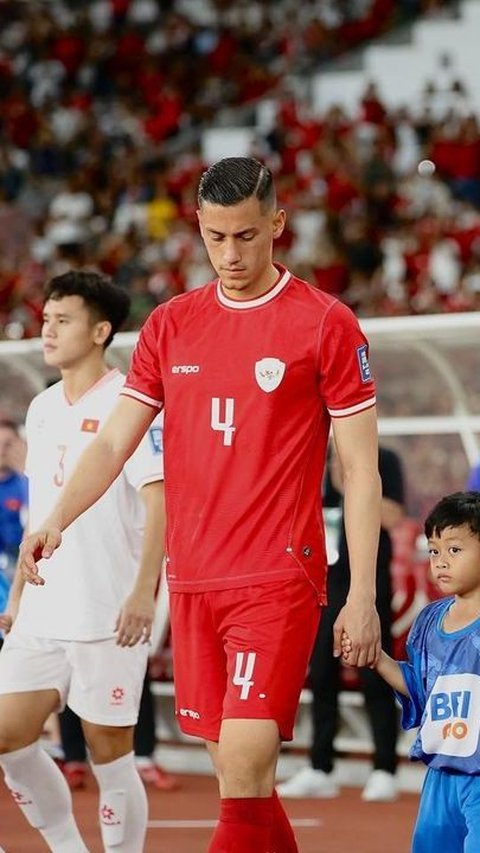 7 Potret Kekasih Jay Idzes, Pemain Timnas Indonesia yang Sukses Membobol Gawang Vietnam