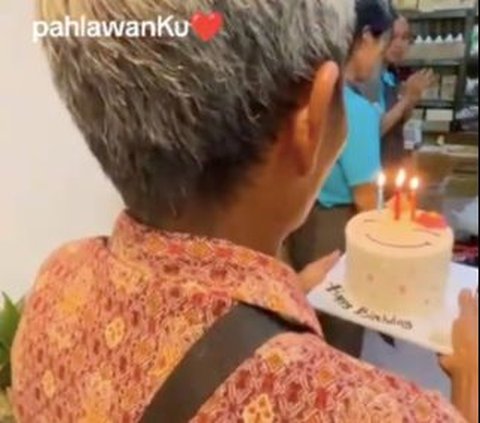 Buat Iri, Aksi Ayah Datangi Putrinya ke Tempat Kerja Beri Kejutan Ulang Tahun Ini Viral