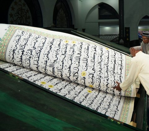 Seperti masjid-masjid pada umumnya, Masjid Agung Baiturrahman di Kota Banyuwangi, Jawa Timur, juga memiliki tradisi tadarus Alquran selama bulan suci Ramadan. Namun, menariknya adalah Alquran yang digunakan terlihat tak biasa. Alquran tersebut berukuran cukup besar dan tersimpan pada kotak kayu. Noly Falah/AFP <br>