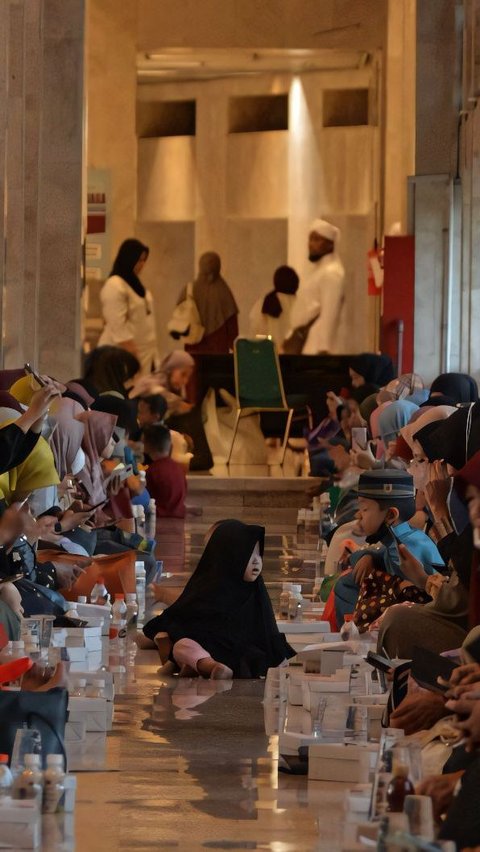 Sad Story of a Non-Muslim Boarding House Child Starving Comes to the Mosque Asking for Leftover Takjil, The Response of the Congregation Surprises Him