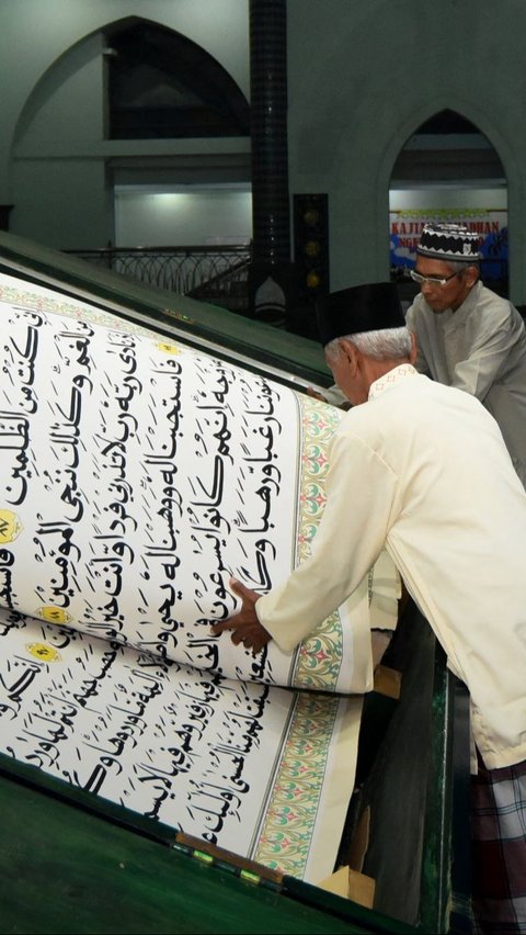 FOTO: Melihat Tradisi Tadarus Alquran Raksasa di Banyuwangi, Beratnya Capai 400 Kg