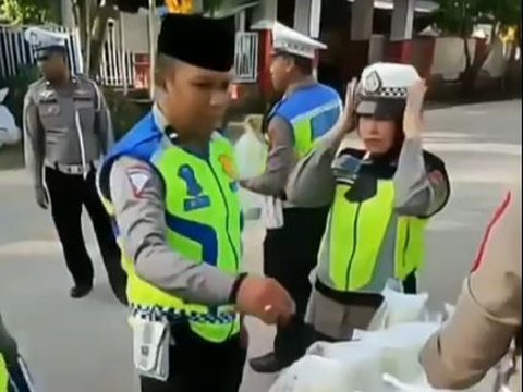 Dikira Razia, Momen Polisi Bagi-bagi Takjil di Jalan Ini Malah Sepi Pengendara yang Lewat