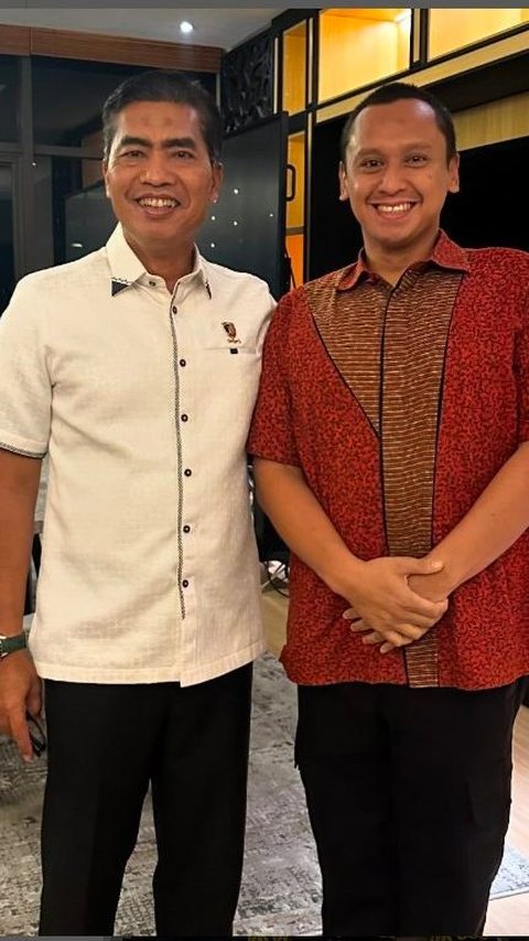 Kompol Dicky Sutarman mengunggah foto bersama Kabareskrim Komjen Wahyu Widada.  Sutarman itu terlihat senyum.<br>