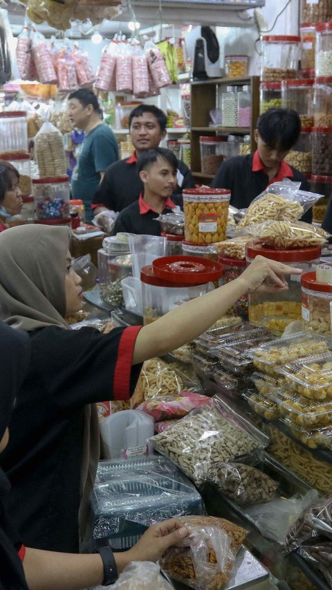 FOTO: Jelang Lebaran, Warga Serbu Sentra Penjualan Kue Kering di Jatinegara