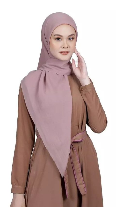 4. Minar Scarf with Cool and Heat-Absorbing Material