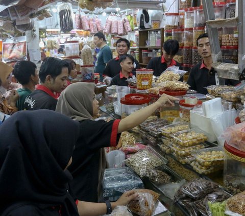 FOTO: Jelang Lebaran, Warga Serbu Sentra Penjualan Kue Kering di Jatinegara