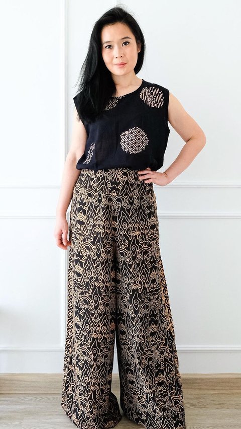 1. Pilih Baju Batik Croptop dan Selveless untuk Tampilan Kasual dan Kekinian