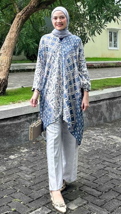 2. Untuk Wanita Berhijab, Pilih Model Batik Tunik Asimetris