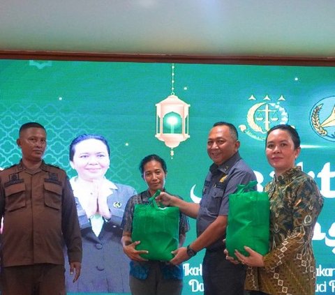 Bakti Sosial, Kejati Bali Serahkan Ratusan Paket Sembako ke Pegawai Honorer dan Panti Asuhan