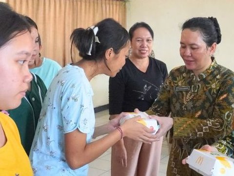 Bakti Sosial, Kejati Bali Serahkan Ratusan Paket Sembako ke Pegawai Honorer dan Panti Asuhan