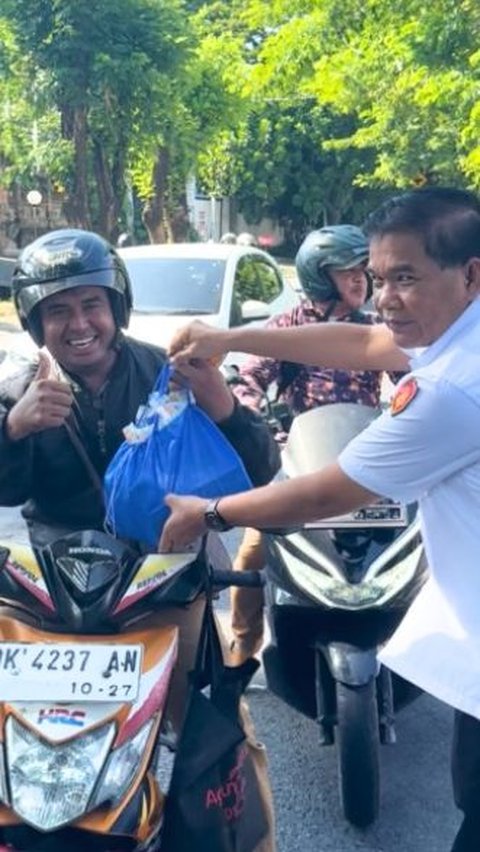 Bakti Sosial, Kejati Bali Serahkan Ratusan Paket Sembako ke Pegawai Honorer dan Panti Asuhan