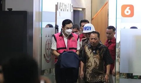 Sementara itu, di belakang layar promosi glamor ini, suaminya ditetapkan sebagai tersangka dalam kasus korupsi tata niaga komoditas timah.