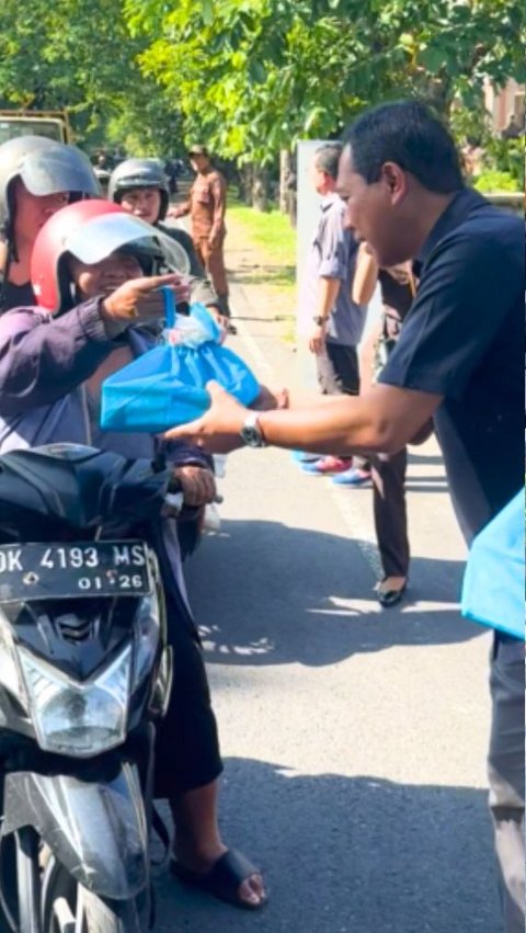 Bakti Sosial, Kejati Bali Serahkan Ratusan Paket Sembako ke Pegawai Honorer dan Panti Asuhan