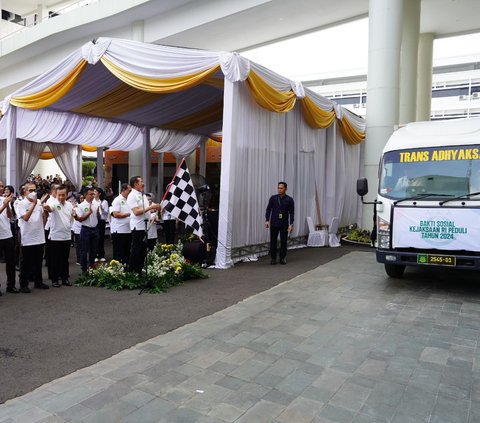 Jaksa Agung Salurkan Ribuan Paket Sembako dalam Baksos Kejaksaan RI Peduli dan Gebyar Bazar Adhyaksa 2024