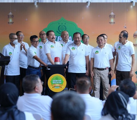 Jaksa Agung Salurkan Ribuan Paket Sembako dalam Baksos Kejaksaan RI Peduli dan Gebyar Bazar Adhyaksa 2024