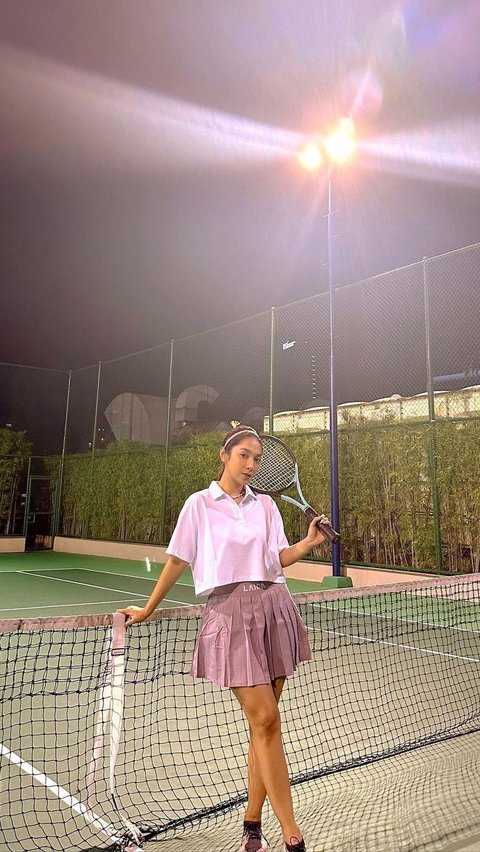 Potret Dinda Kirana Tampil Enerjik saat Main Tenis, Salfok sama Outfitnya