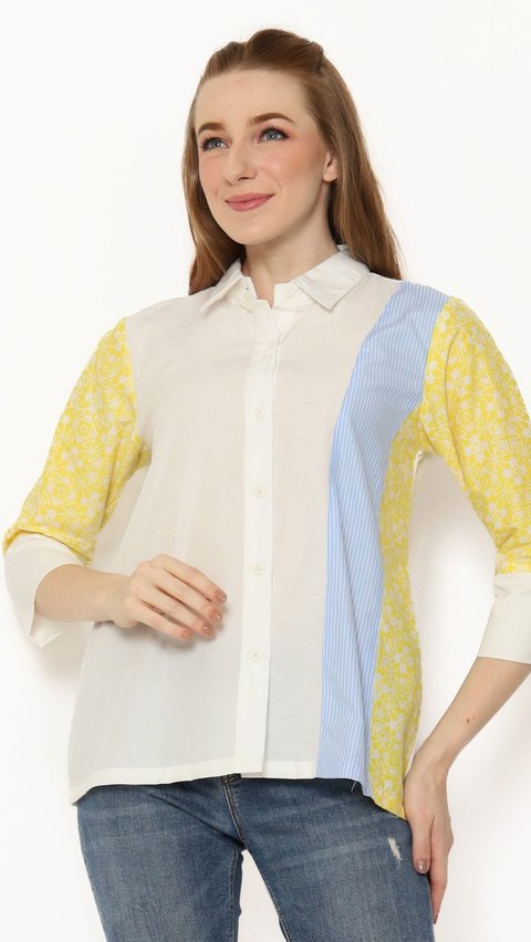 4. Clarine Shirt dengan Desain yang Simpel dan Corak yang Kontras<br>