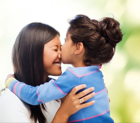 Find Out the Ideal Number of Hugs from Mom and Dad to Make Children Feel Calm