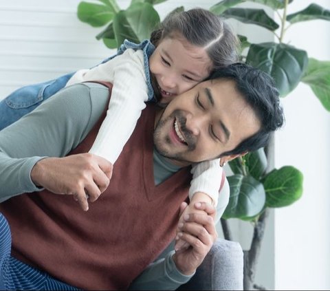 Find Out the Ideal Number of Hugs from Mom and Dad to Make Children Feel Calm