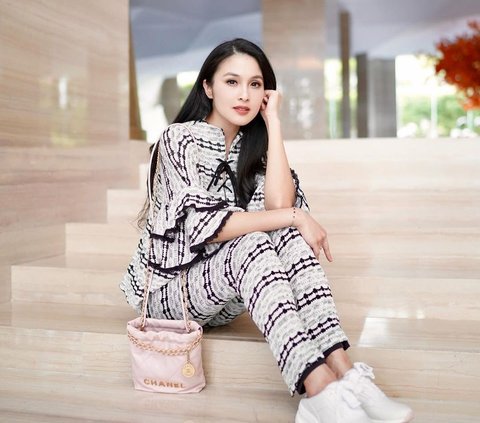 Portrait of Sandra Dewi's Luxury Bags, from Hermes to Chanel