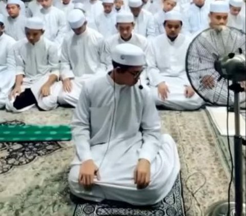 Laugh out loud! While Concentrated in Reading Prayers After Tarawih Prayer, Congregation is Disrupted by Flying Cockroaches