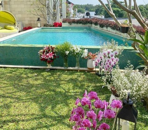 Luxurious 10 Gardens in Celebrity Homes, Number 5 Feels Like Heaven, Full of Blooming Flowers