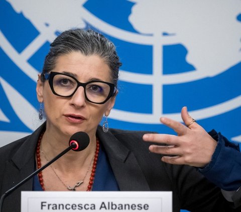 Pelapor Khusus Perserikatan Bangsa-Bangsa (PBB) untuk Situasi Hak Asasi Manusia Wilayah Palestina, Francesca Albanese berbicara pada konferensi pers dalam sidang Dewan Hak Asasi Manusia PBB, di Jenewa, pada 27 Maret 2024.