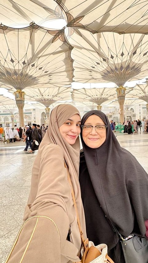 Pengalaman Shireen Sungkar Puasa Ramadan Sambil Umrah Bersama Sang Ibu