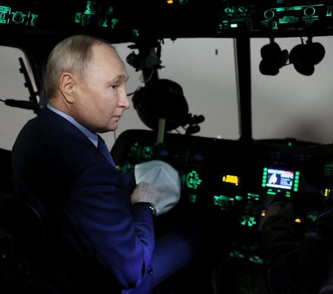 FOTO: Tinjau Pangkalan Udara Torzhok, Presiden Rusia Vladimir Putin Jajal Helm Canggih di Tengah Memanasnya Ketegangan dengan AS dan Sekutu
