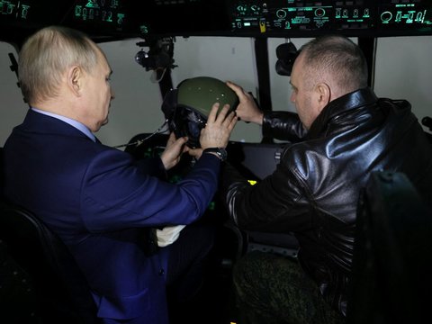 FOTO: Tinjau Pangkalan Udara Torzhok, Presiden Rusia Vladimir Putin Jajal Helm Canggih di Tengah Memanasnya Ketegangan dengan AS dan Sekutu
