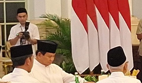 Saat ditanya apa saja yang dibicarakan antara Presiden Jokowi dan Prabowo yang duduk satu meja, Budi Arie mengatakan hanya berbincang ringan.