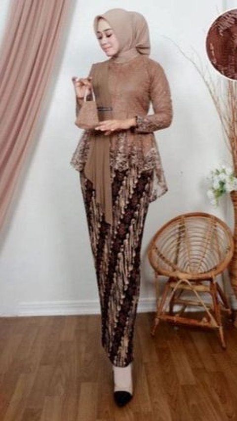 10. Kebaya Brukat Tile Mix Selendang Ceruty, Memberikan Kesan Elegan<br>