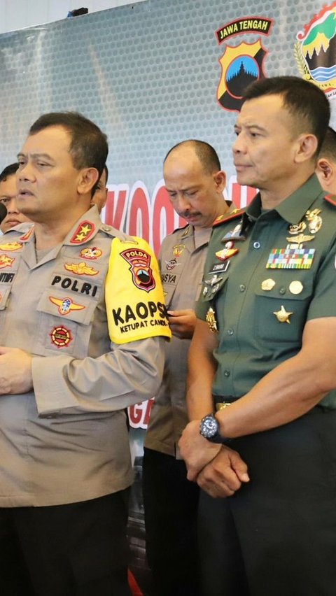 Kompaknya Jenderal Non Akpol Tugas Bareng Adiknya Mayjen TNI, Ada Momen HP Sang Kakak Diintip