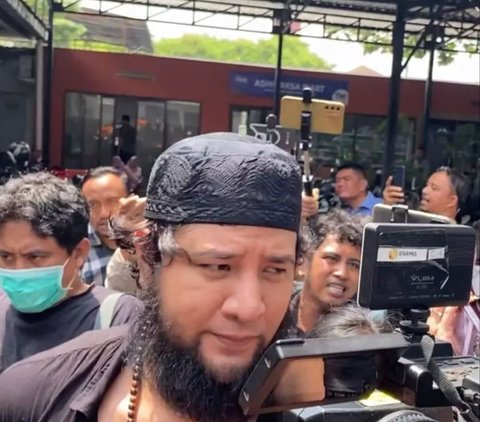 Kini Berkalung Tasbih dan Tampil Lebih Religius, Ini 11 Potret Transformasi Ammar Zoni dari Kecil hingga Sekarang