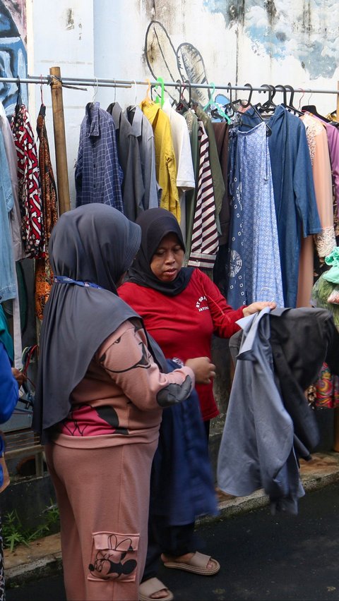 FOTO: Indahnya Berbagi Pakaian dan Sayur Gratis di Tengah Ramadan ala Warga Jati Padang