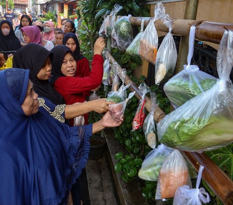 FOTO: Indahnya Berbagi Pakaian dan Sayur Gratis di Tengah Ramadan ala Warga Jati Padang