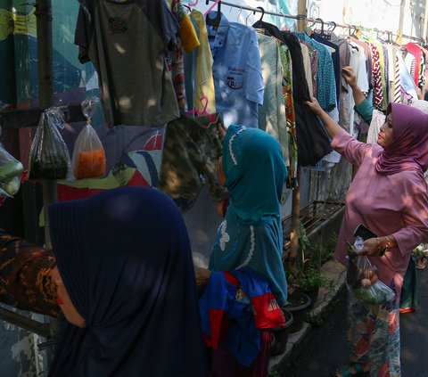 FOTO: Indahnya Berbagi Pakaian dan Sayur Gratis di Tengah Ramadan ala Warga Jati Padang